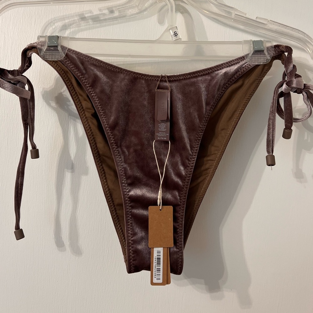 NWT SKIMS TEXTURED BIKINI STORY TIE BIKINI BOTTOM UMBER ✨